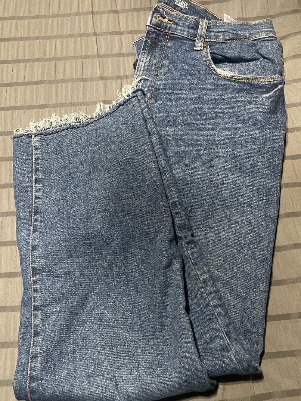 Kensie Medium Blue Cropped Frayed Hem Jeans
